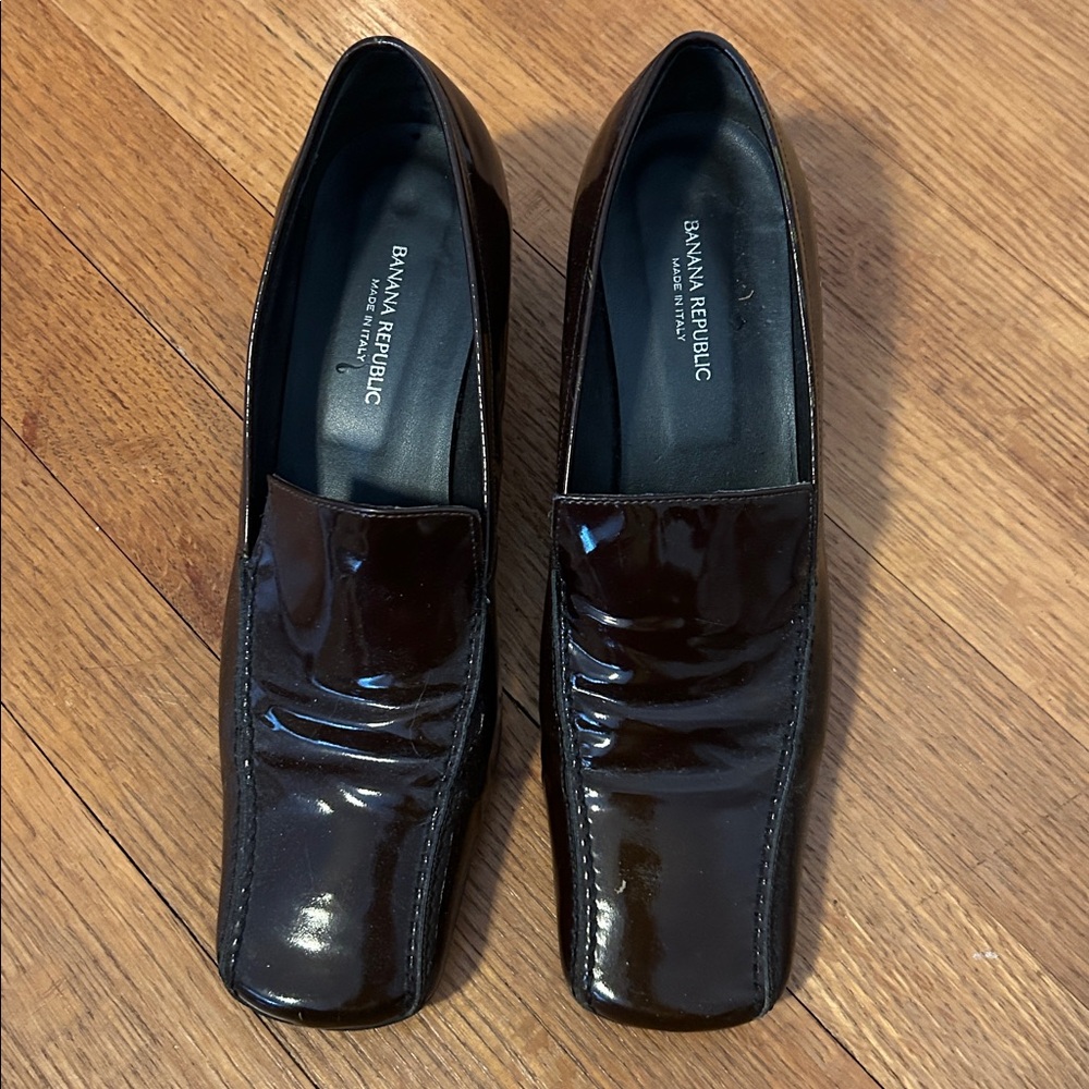 Banana Republic women’s patent leather low heel loafers